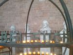 In der Basilika - Die fünf Köpfe hinter den Kerzen