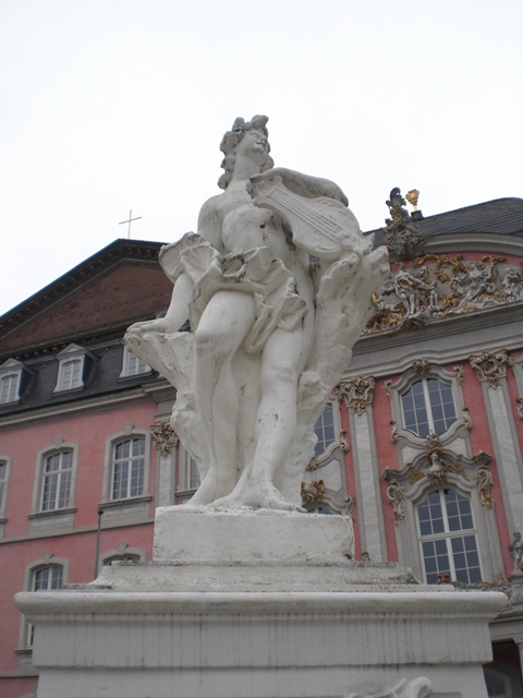 Statue vor der Konstantin Basilika
